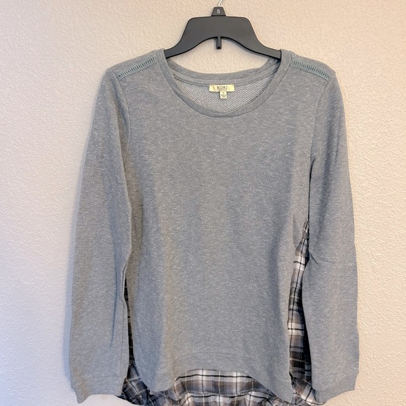 Women’s long sleeve gray top size small. Part of the shirt is plaid in the back. - Picture 1 of 5